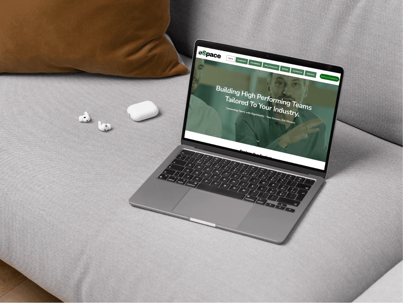 espace recruitment website on laptop
